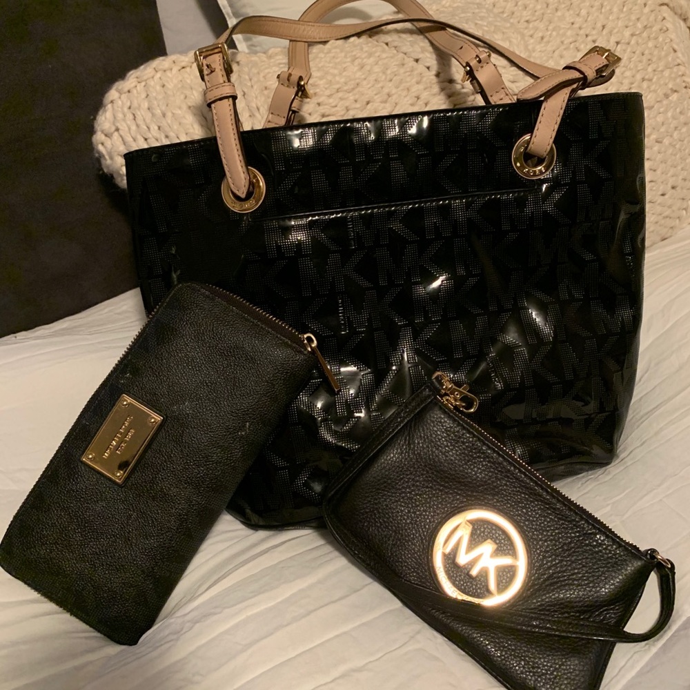 BLACK MICHAEL KORS BAG WALLET AND WRISTLET